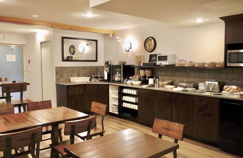 Blue River Hotel | Glacier Mountain Lodge