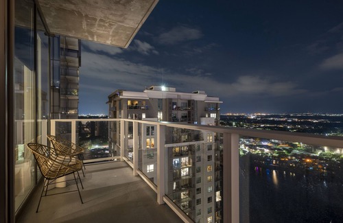 East Cesar Chavez Condo | Glam DT Penthouse - DT & Lake View! Sleeps 8