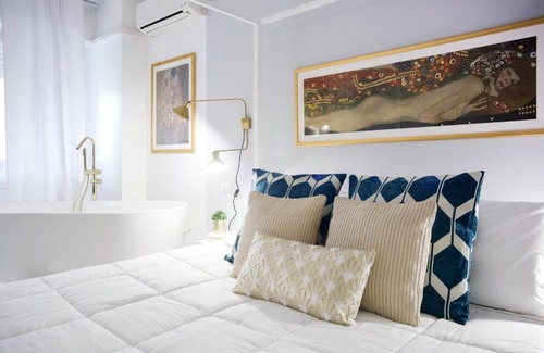 Perugia Apartment | Glamorous flat with Jacuzzi, king size bed and small balcony