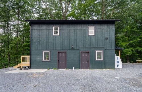 Great Cacapon RV Rental | Glamping at Firefly Ridge - Hemlock King Bed