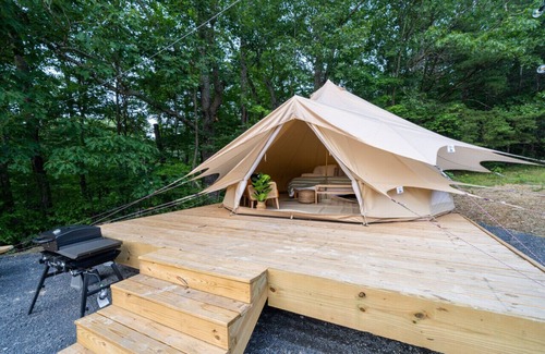 Great Cacapon RV Rental | Glamping at Firefly Ridge - Hemlock King Bed