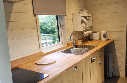 Llanfair Caereinion House | Glamping Hut - Riverview 4