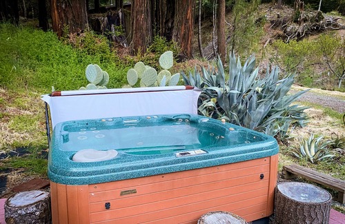 Garberville RV Rental | Glamping in the Redwoods, with hot tub! The Knoll