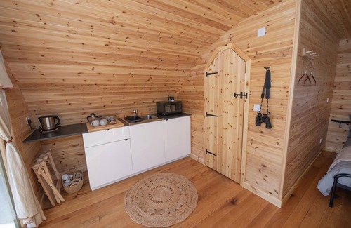 Muston Cottage | GLAMPING POD 2 PRESENCE, romantic, with hot tub in Lebberston