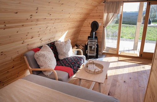 Muston Cottage | GLAMPING POD 2 PRESENCE, romantic, with hot tub in Lebberston