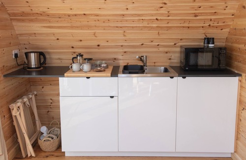 Muston Cottage | GLAMPING POD 2 PRESENCE, romantic, with hot tub in Lebberston