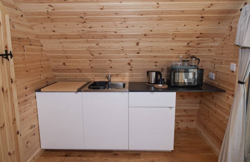 Muston Cottage | GLAMPING POD 4 TRUCE, romantic, with hot tub in Lebberston