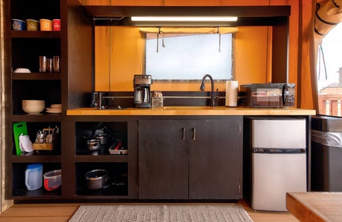 Sevierville RV Rental | Glamping Tent: Sleeps 4, Free Dollywood Tkt & More-Outdoor Pool-Lazy River
