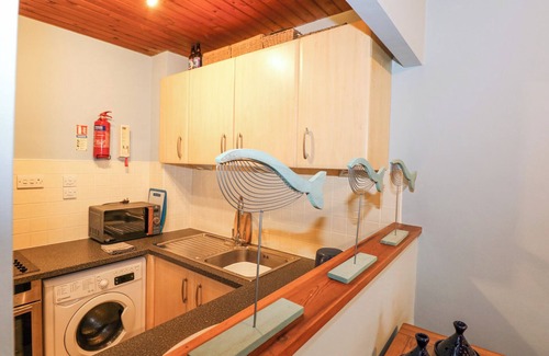 Borth-y-Gest Cottage | GLASLYN RETREAT, pet friendly, country holiday cottage in Porthmadog
