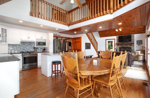 Townsend Cabin | Glass-Front Smoky Mtn Cabin | Hot Tub, Decks & Home Theater