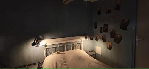 Beziers City Centre Apartment | Glauque Room Horror and cinema themed studio
