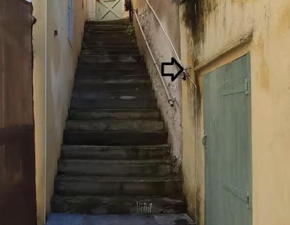 Beziers City Centre Apartment | Glauque Room Horror and cinema themed studio