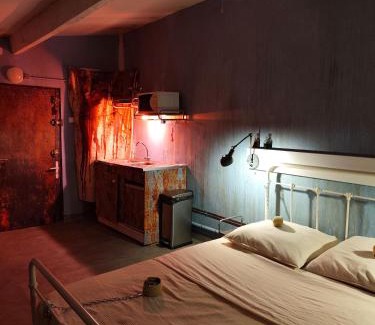 Beziers City Centre Apartment | Glauque Room Horror and cinema themed studio