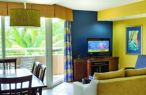 Pompano Beach Resort | Gleaming yachts and sparkling Intracoastal waters!