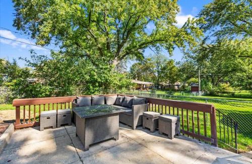 Fox Valley House | Glen Ellyn King Bed Gazebo Fast Wi-Fi