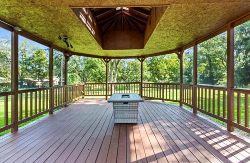 Fox Valley House | Glen Ellyn King Bed Gazebo Fast Wi-Fi