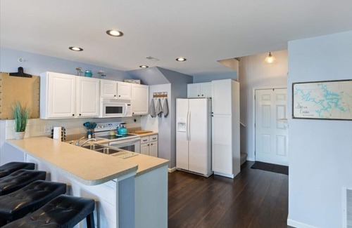 Camdenton Condo | Glen Haven - Top Floor, Heated Pool, & Playground!
