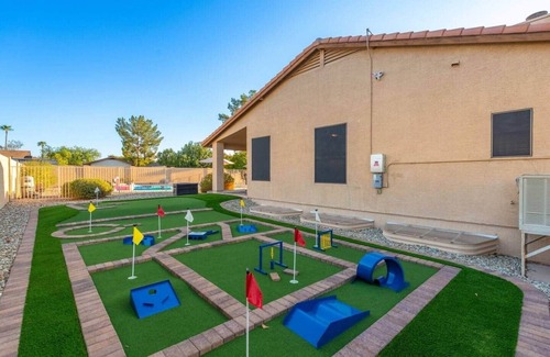 Glendale House | Glendale Paradise | Pool | Pickleball | Putt-Putt
