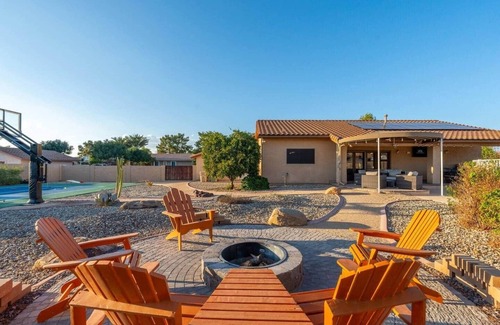 Glendale House | Glendale Paradise | Pool | Pickleball | Putt-Putt
