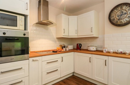 Saddell Cottage | GLENFINGLAS DAM COTTAGE, pet friendly, with open fire in Callander
