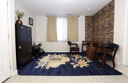 Ypsilanti House | Global Vibes Parlor Renovated home,1 min to golf course & close to two stadiums