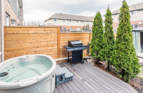 Stoney Creek House | GLOBALSTAY . Cheerful 3BR 2 living 2.5BA Townhome. HOT TUB. BBQ