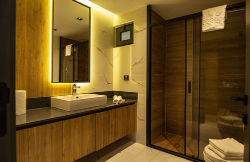 Lara Condo | Glory Life
