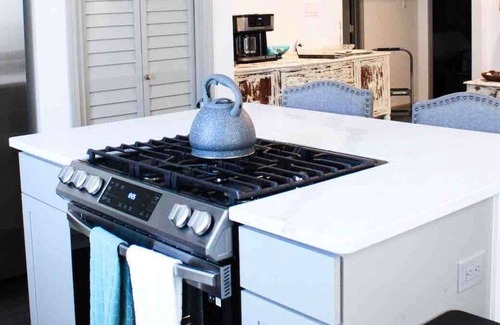 Chalmette House | God's Water Lou LLC · Quiet New Orleans Escape - Magnolia Bungalow