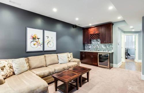 Near North Side Villa | Gold coast villa with free parking garage sleeps 10