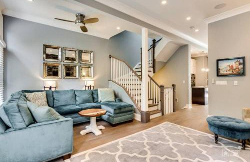 Near North Side Villa | Gold coast villa with free parking garage sleeps 10