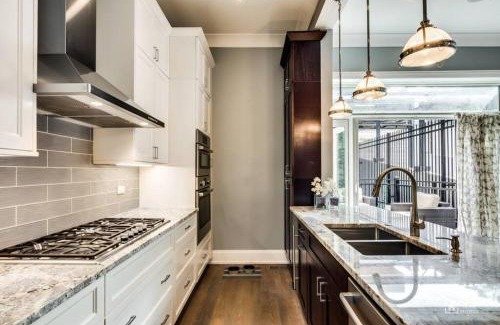 Near North Side Villa | Gold coast villa with free parking garage sleeps 10