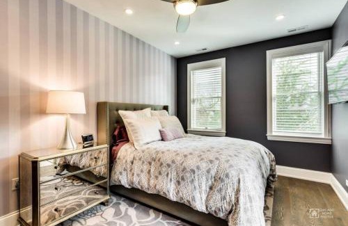 Near North Side Villa | Gold coast villa with free parking garage sleeps 10