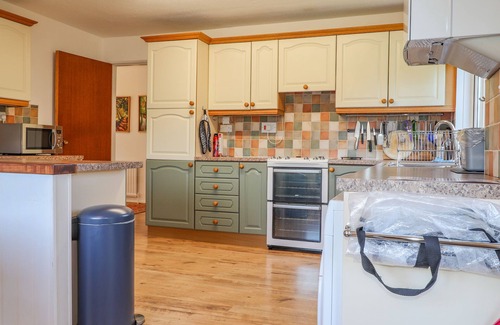 Newport Cottage | GOLDCREST, pet friendly, with a garden in Newport, Pembrokeshire