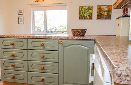 Newport Cottage | GOLDCREST, pet friendly, with a garden in Newport, Pembrokeshire
