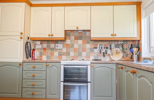 Newport Cottage | GOLDCREST, pet friendly, with a garden in Newport, Pembrokeshire