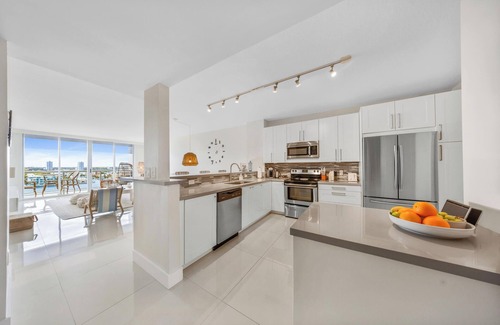 Sunny Isles Beach Condo | Golden Bay Gem: Your Gateway to Oceanfront Living