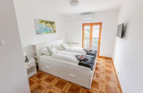 Balatonfured Villa | Golden Bridge Deluxe Home - 4BR, terrace, bar, privat pool, grill