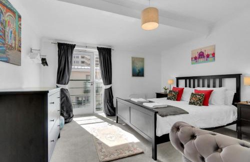 Brighton House | Golden Sunset House with free parking by My Getaways
