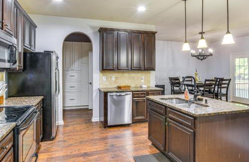 Cameron House | Golf and Hike Family Home 11 Mi to Fort Bragg!