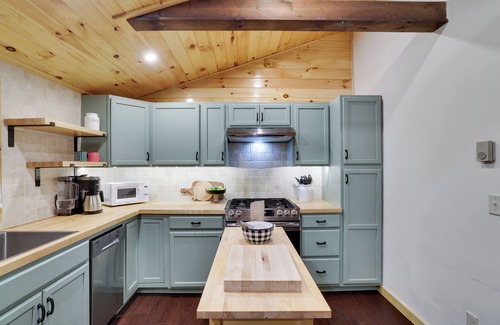 Pocono Lake Cabin | Golf Cart available. Dog-Friendly Cozy Cabin. Fireplace, Kayaks & Game Room.