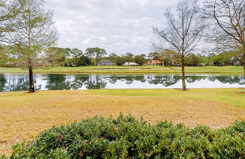 Laurel Grove House | Golf-course home with lake view, central AC, & W/D - near beach