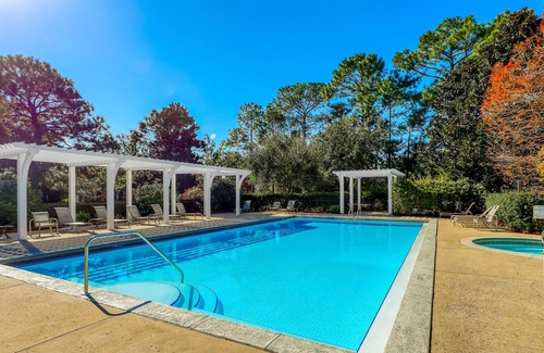 Laurel Grove House | Golf-course home with lake view, central AC, & W/D - near beach