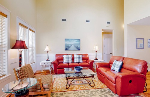 Laurel Grove House | Golf-course home with lake view, central AC, & W/D - near beach