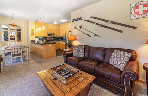 Mammoth Lakes House | Golf Course Townhome, Views & Spa 320