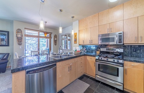 Mammoth Lakes House | Golf Course Townhome, Views & Spa 320