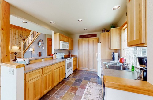 Redmond Ski Chalet | Golf course-view chalet with fireplace, pools, tennis, gym, golf, volleyball