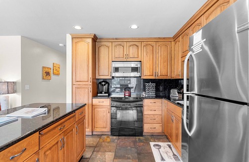Downtown Leavenworth Condo | Golf Course View Condo Quick Walk to Downtown Leavenworth & Resort Pools!