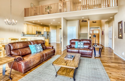 Redmond House | Golf Course View Family Retreat with WiFi, Shared Pool/Hot Tub, Deck, & More