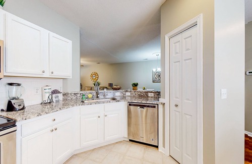 Red Hill House | Golf course-view townhouse with hot tub, outdoor pool, golf, balcony, W/D, & AC