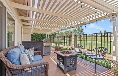 Vista House | Golf course views abound in this picturesque Shadowridge Cottages home,